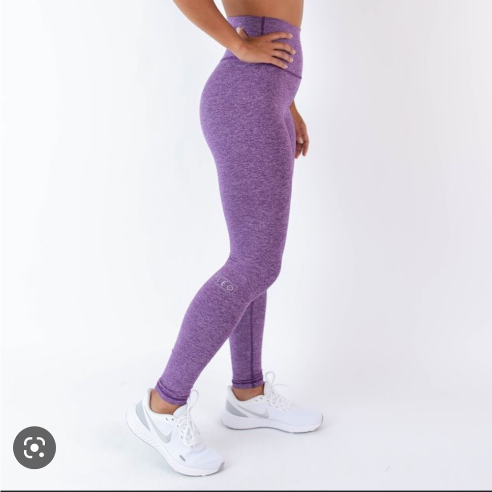 FLEO 21 in leggings